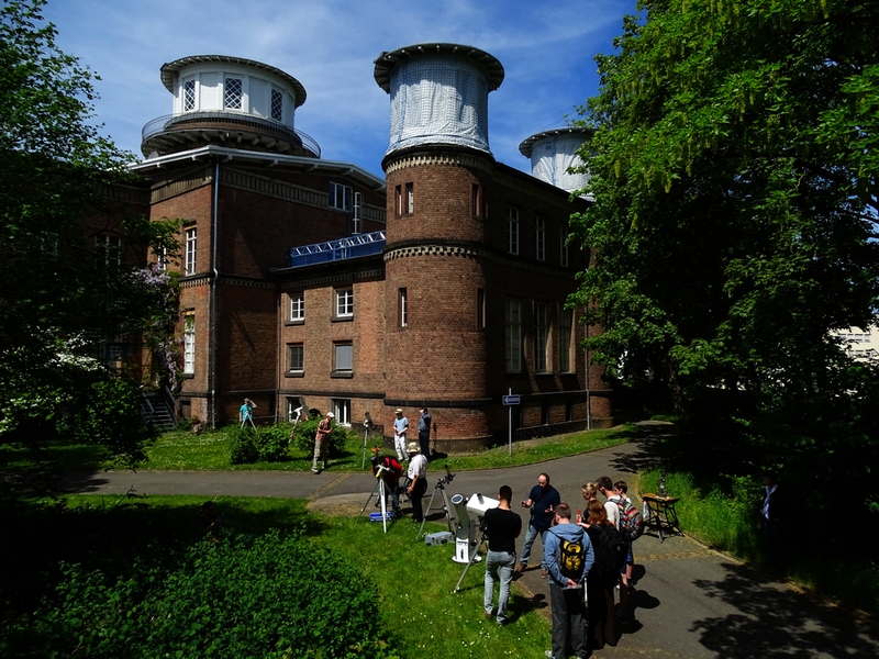 Geräte und Besucher vor der Volkssternwarte Bonn